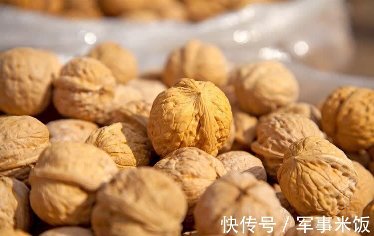 丘大爷|核桃是早上吃好，还是晚上吃比较好？终于有正确答案了
