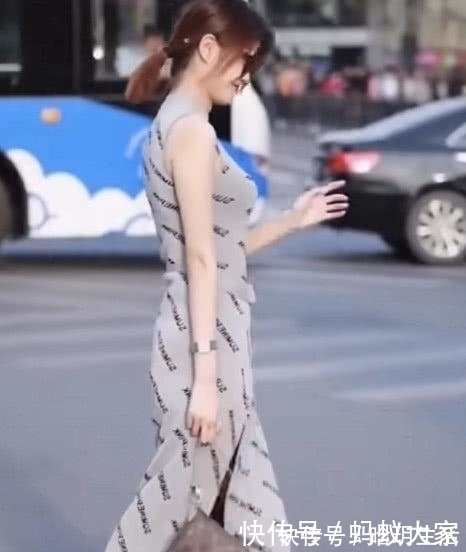 小姐姐 小姐姐真美!灰色裙子遍布字母,看到开叉设计时我魂都丢了!