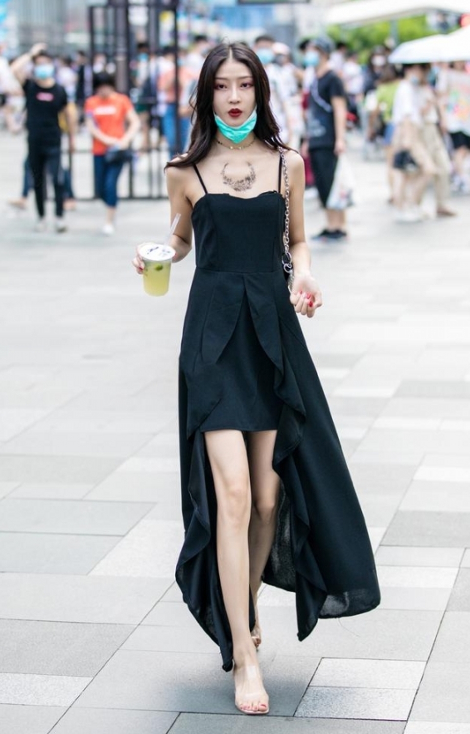 路人街拍,好身材可以搭配一条黑色吊带长裙,