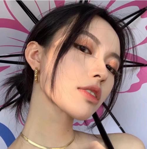 女生|比舔嘴唇还可怕的3种动作,女生若经常做,猪圈嘴也变得不奇怪了