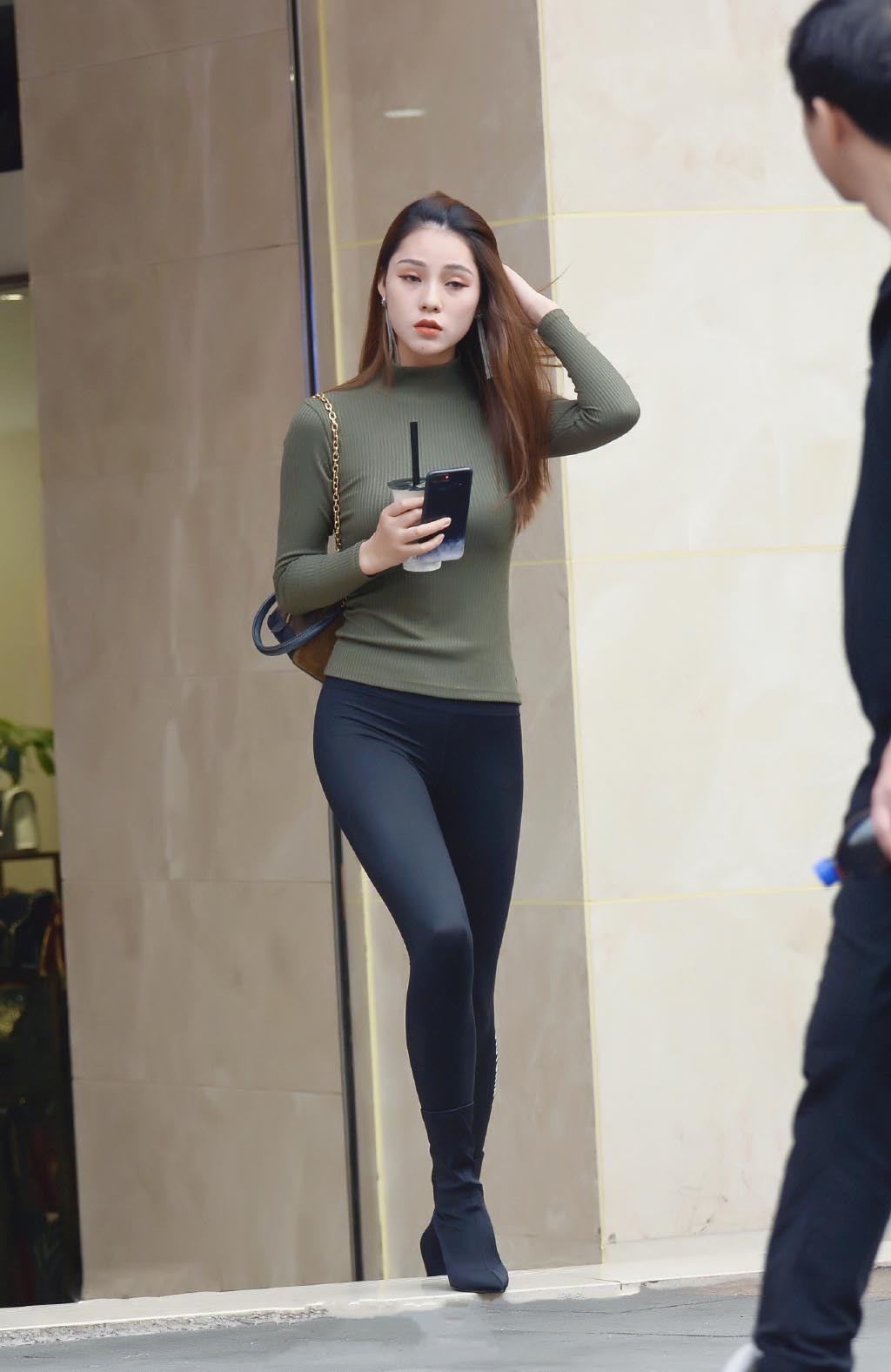 休闲裤|休闲裤也该收一收了,选择舒适减龄的运动裤,让造型更显青春靓丽