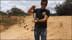 |搞笑GIF:骚年,抢一次镜头就好了,非要被打了才知道错