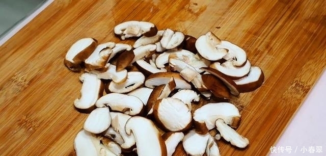 香菇炒油菜不入味?香菇是否要焯水?一个小技巧决定成败