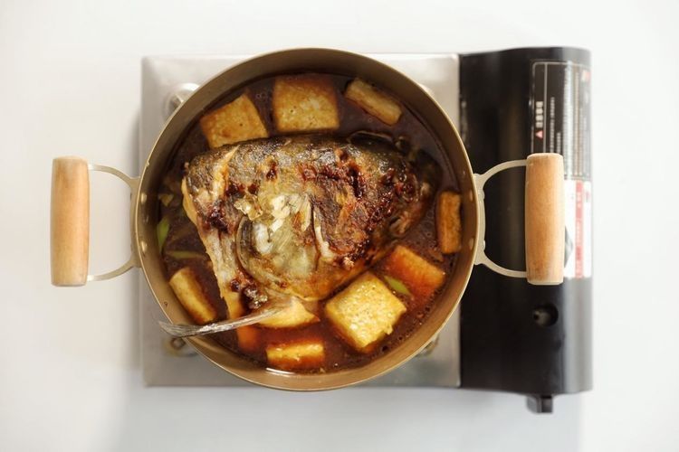 一个鱼头加一块豆腐这样一锅炖，很多人吃了都会上头，太下饭了