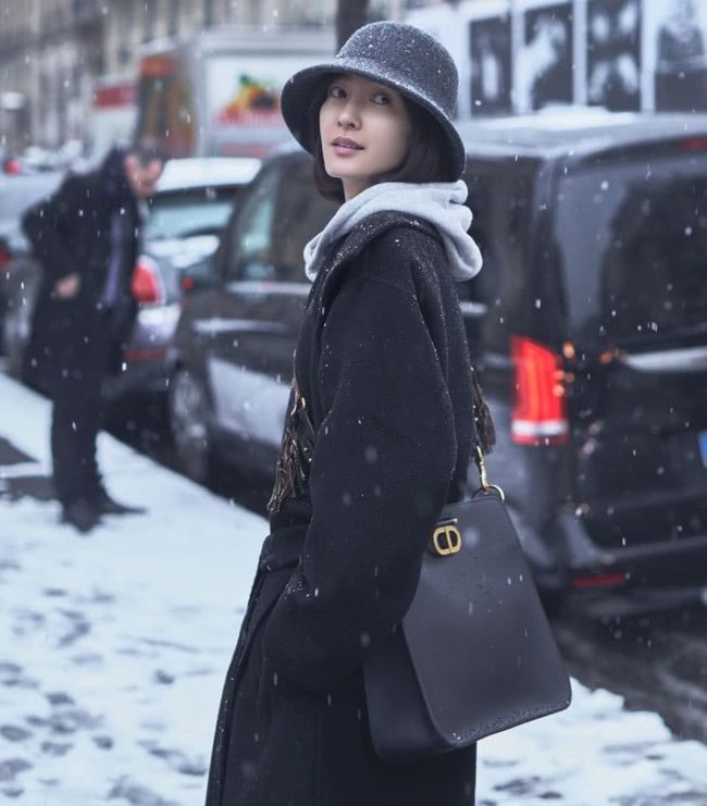 时尚 时尚品味真不错,黑色大衣配灰色卫衣休闲舒适,看上去极其的高级