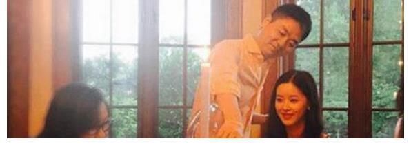 刻录机|看看刘强东和章泽天的家,地上全是女儿的玩具,真的太接地气了