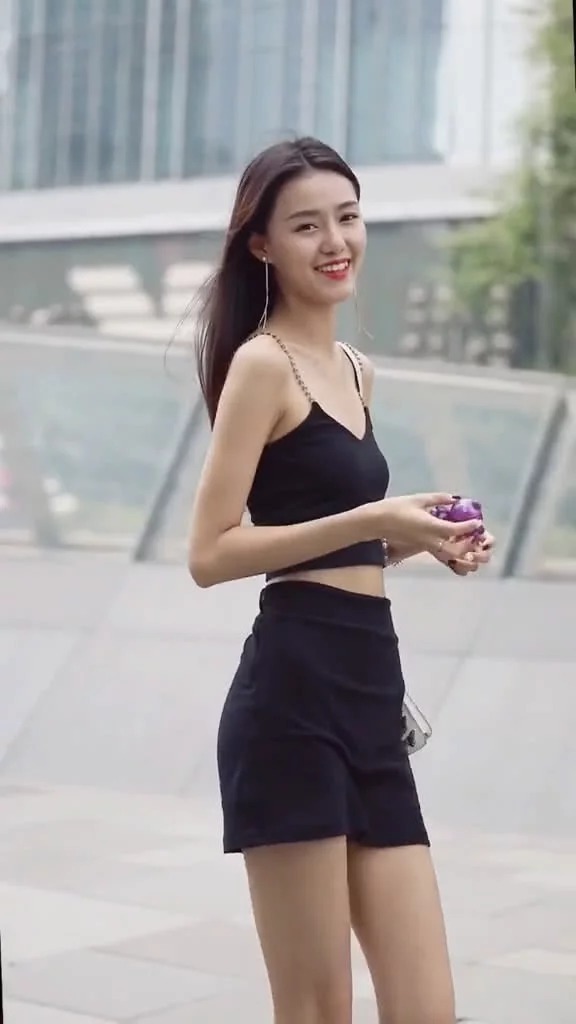 街拍:优雅洋气的小美女,秀出青春活力范,笑容甜美