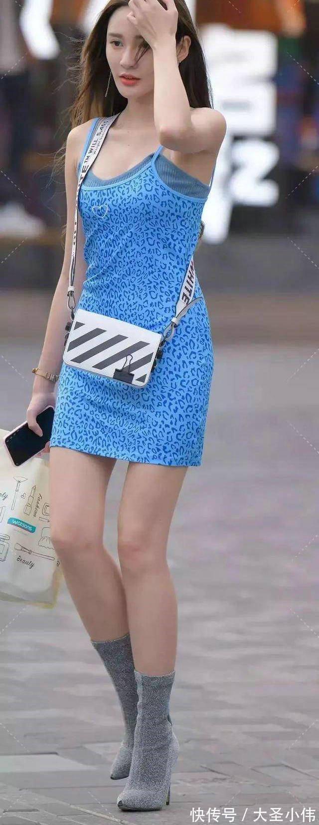 高跟鞋|美女街拍:白色的短袖搭配一款灰色的休闲长裤,视觉上很清新雅致