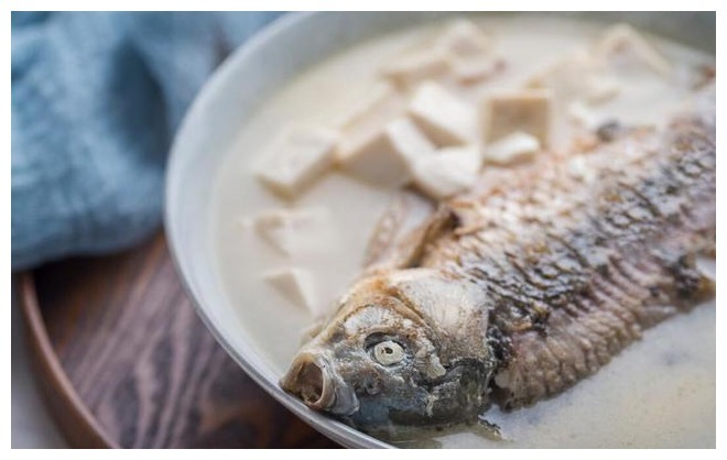 不管炖什么鱼汤，都不要直接加水炖，少了这一步，难怪汤色不浓白