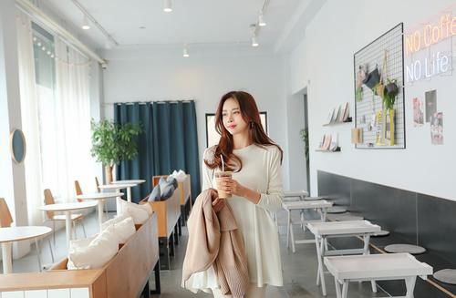 穿搭|美女穿搭:白色紧身裤遮不住火辣身姿啊,一起欣赏吧
