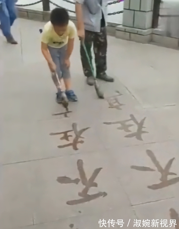 爸妈|有一种孩子叫“爷爷带大的孩子”,爸妈回家看到笑得乐开了花