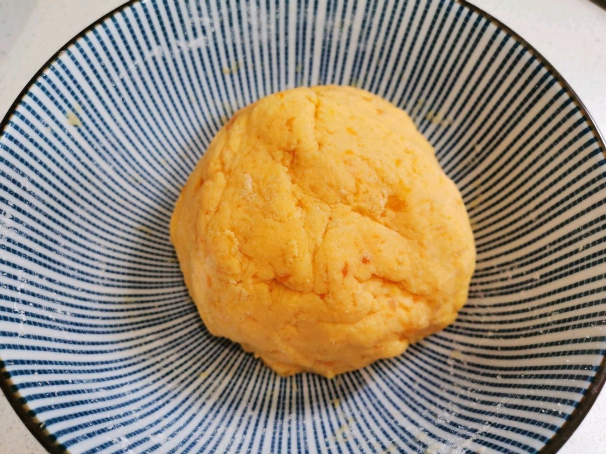 2根红薯，一碗糯米粉，做出好吃的红薯糯米饼，孩子很喜欢吃