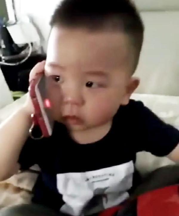 宝宝不听话妈妈打屁股,妈妈去卧室的功夫,回来看到宝宝妈妈笑喷