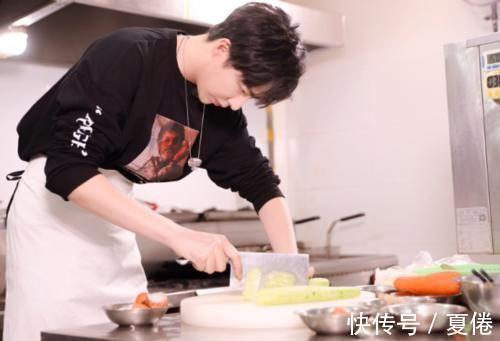选秀节目|他参加快男海选时被淘汰，如今成为人气歌手，“竹竿腿”太抢镜了