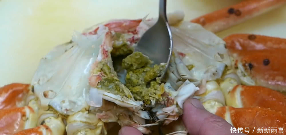 花150元买的一只螃蟹，真肥，还以为赚到，煮后掰开没勇气下嘴