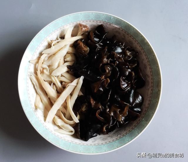 吃肉|“苦夏”时节，这道菜不要错过，酸辣鲜香，简单一拌比吃肉香多了