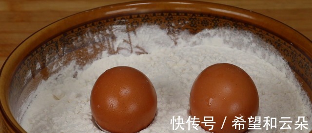 孩子零食别再出去买了，1碗面粉2个鸡蛋，上桌一口一个，特简单！
