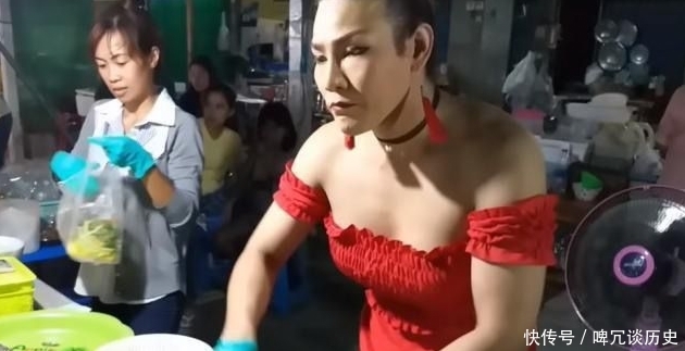 不再|大姐街边卖“大骨头”,8元一个,每天只限2盆,顾客:吃完不再来!