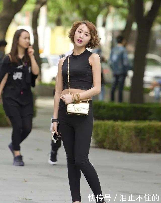 搭配 牛仔打底裤搭配黑色上衣，就更加协调，提升搭配的气质！