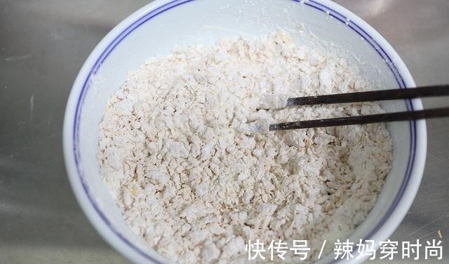 中午和老妈吃的猫耳朵,金灿灿又香又软特入味,没忍住吃了一大碗!