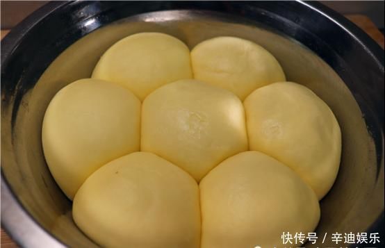 面粉里加入两个苹果,想不到这么好吃,松软香甜,出锅瞬间抢吃光