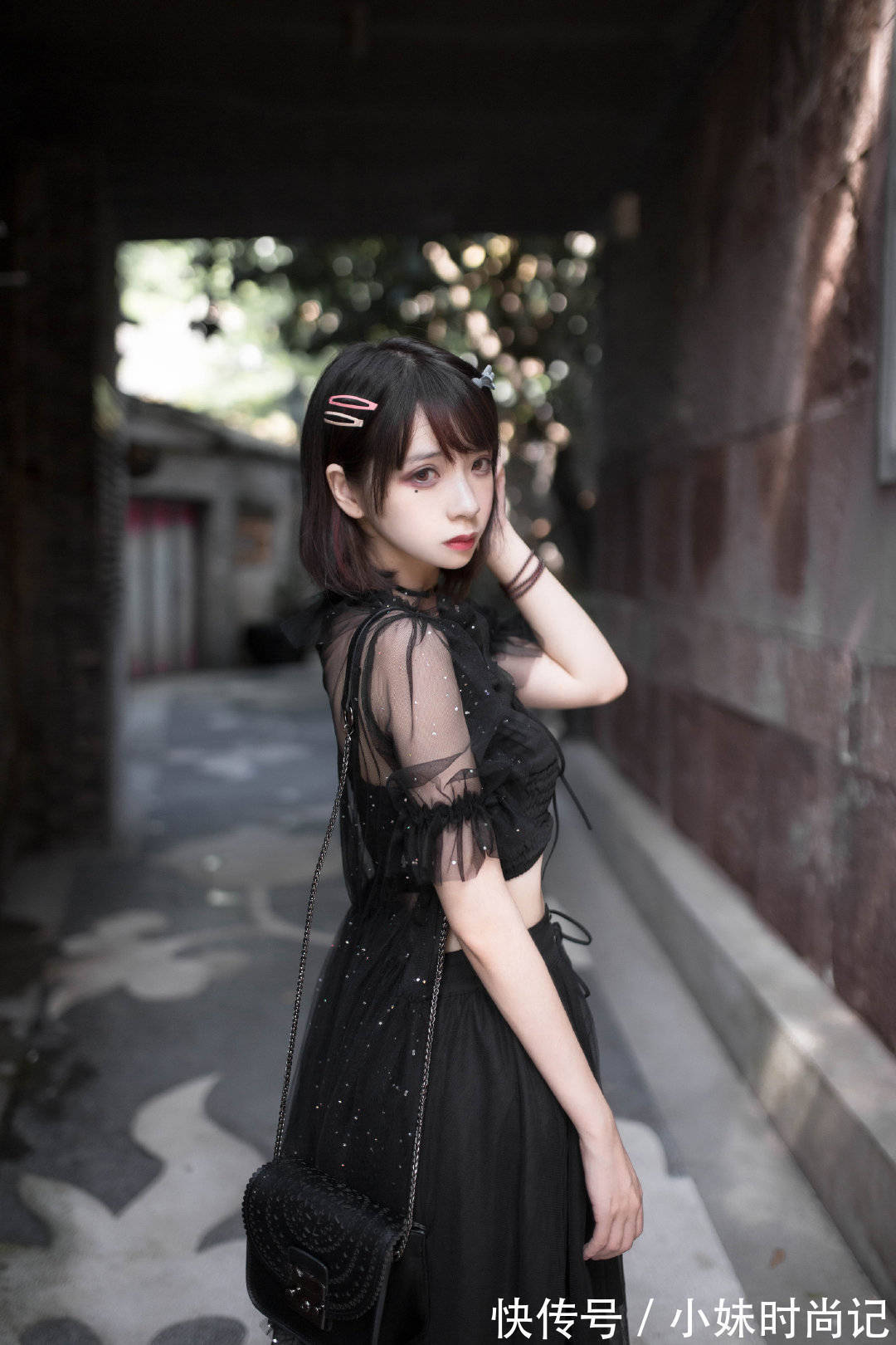 减龄 黑色套装裙减龄又时尚,搭配高跟鞋,在视觉上拉长整个人的身高