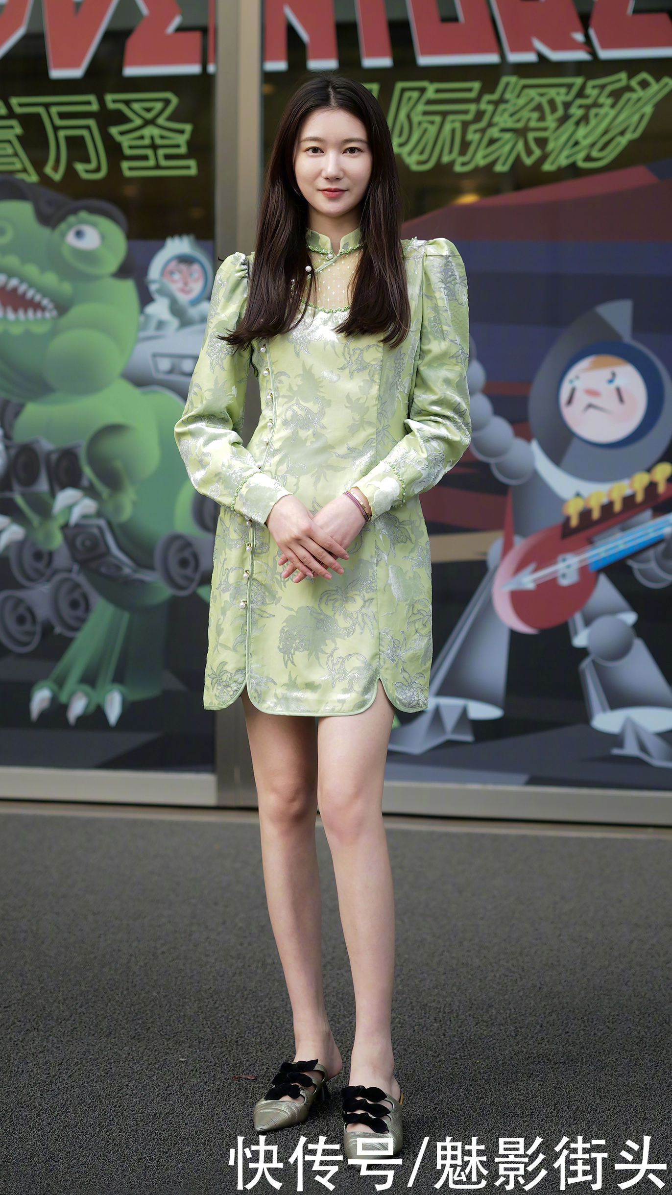 要想生活过得去，就要添加一点绿，这些美女的绿色搭配潮范十足