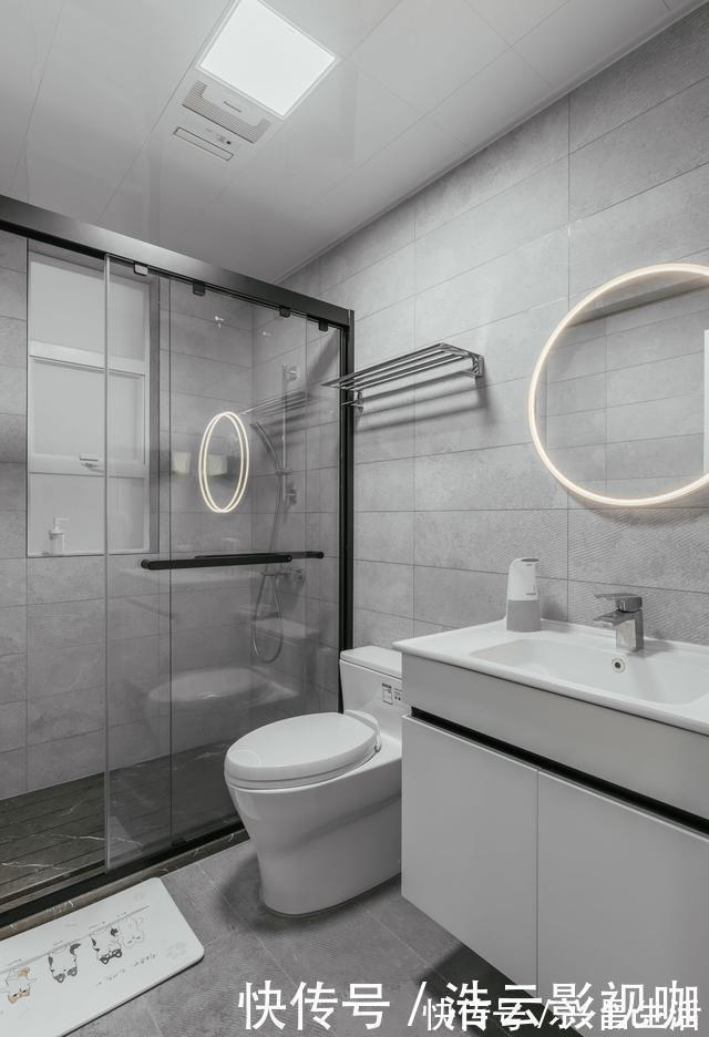 客厅|这对夫妻很有远见,客厅不放沙发茶几,让一家人的感情快速升温