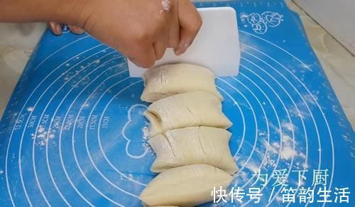 在家面粉别炸油条了，开水一烫，比蛋糕烧饼还香，真的非常美味