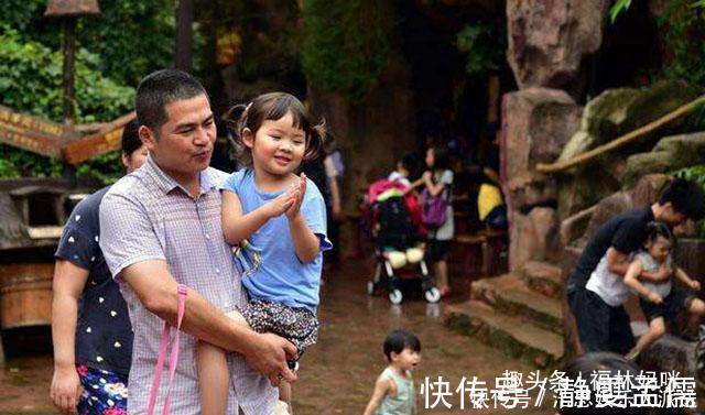 妈妈|小两口出去谁抱孩子,能看出家庭的幸福程度?这种情况最让人羡慕