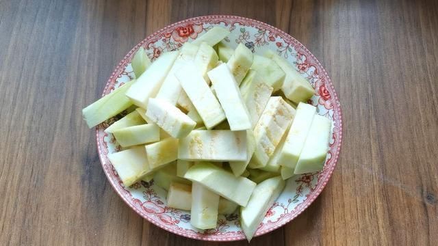 西红柿|西红柿茄子焖面,香喷喷的,真是一锅不够吃,隔三差五家人就要吃