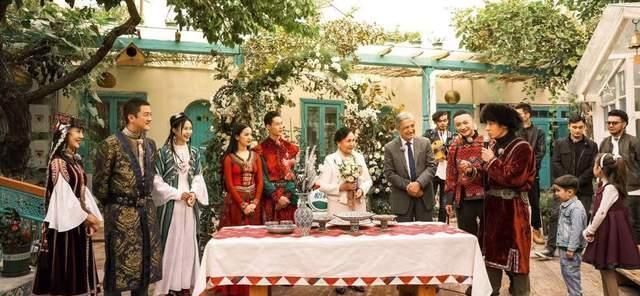 王智|李亚鹏亮相央视综艺,穿蓝袍与撒贝宁组CP,合唱王菲的歌不尴尬