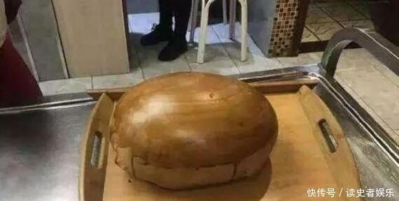 服务员|点了一份网红鸡,餐馆服务员切出个“大铁蛋”,想退都退不掉