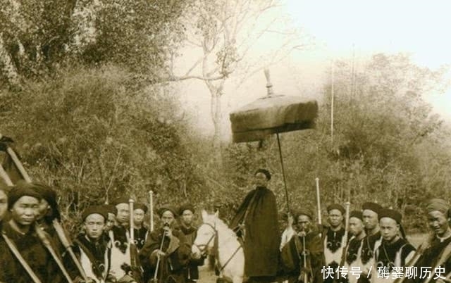 手里拿着|清朝官员的真实照片,无论官大还是官小都有一个特点,至今仍存在