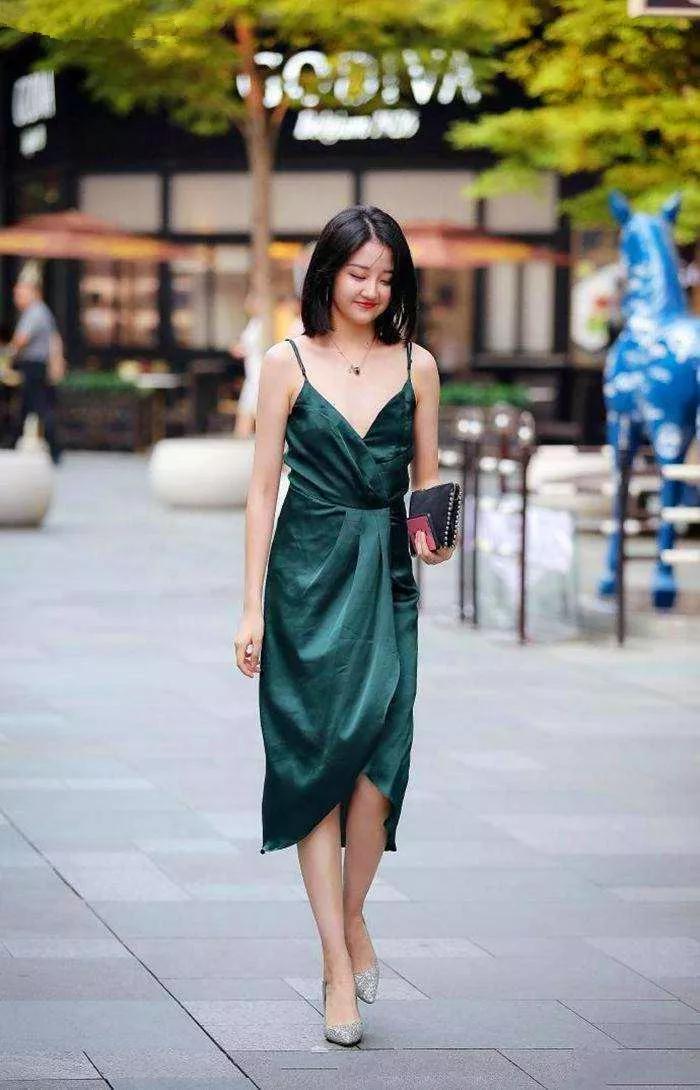 高跟鞋|街拍:长发美女身穿吊带长裙,脚踩透明高跟,背影美翻天