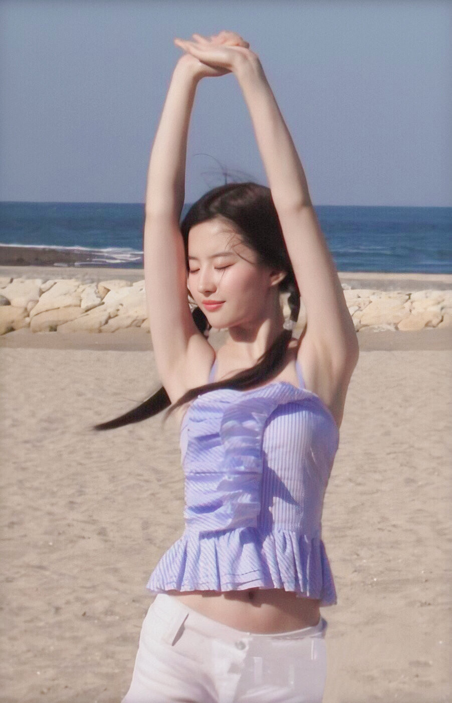 麻花辫|“甜妹界扛把子”刘亦菲, 麻花辫配女团裙又纯又甜, 宛如漫画少女