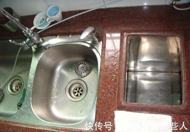洗了20年碗才发现，水槽边的小孔，用途真厉害，聪明人都在这样用