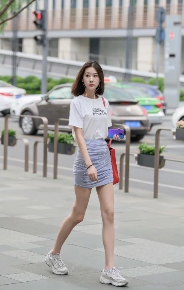 街拍：时尚靓丽的气质美女，灰色的连衣裙，很显优雅身姿