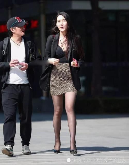 “奶奶裤”与“黑丝袜”,苗条身材的美女如何选看看这几位穿搭你就懂了