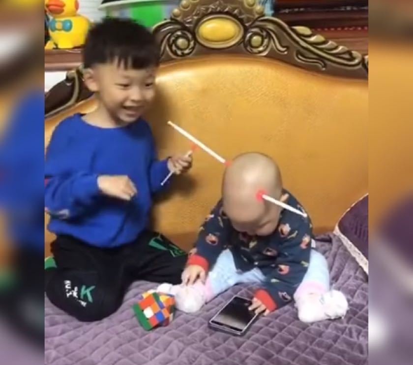 关注度|妈妈生二胎,本以为哥俩会情同手足,谁曾想只是给哥哥生了个玩具