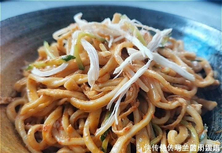  煮熟|做凉面，煮熟后万不可过凉大厨教你新做法，面条更筋道，有嚼劲