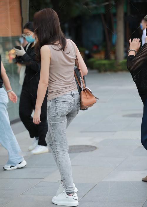 背心和牛仔裤搭配出随意出街范儿,简单大方,清爽舒适