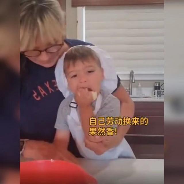 厨房|萌娃厨房帮妈妈打下手，随手抓食材往嘴里送火了，网友：防不胜防