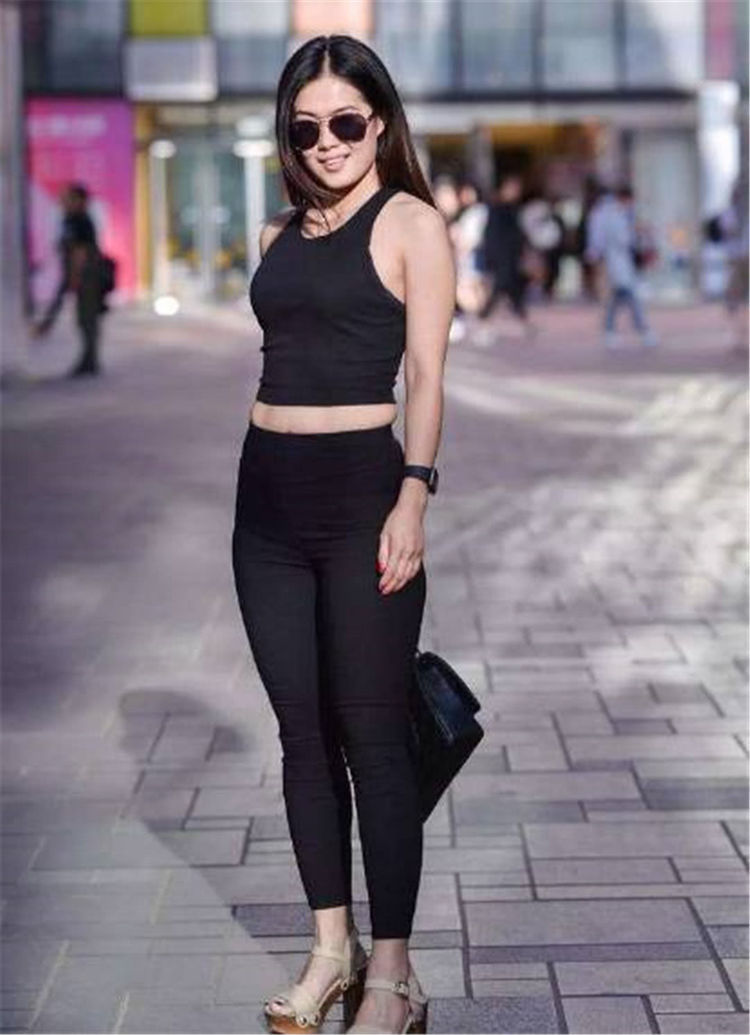 街拍时尚美女,完美穿搭超有女人味,时尚达人就在你身边