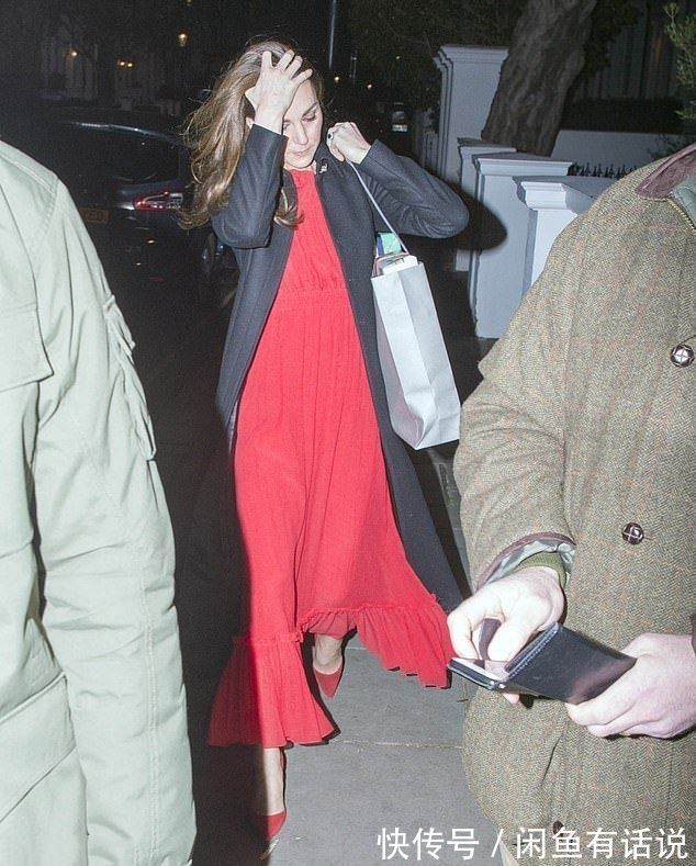 穿搭 凯特妹妹比姐姐还显老,两人同穿“黑大衣”,相差2岁气质也不同