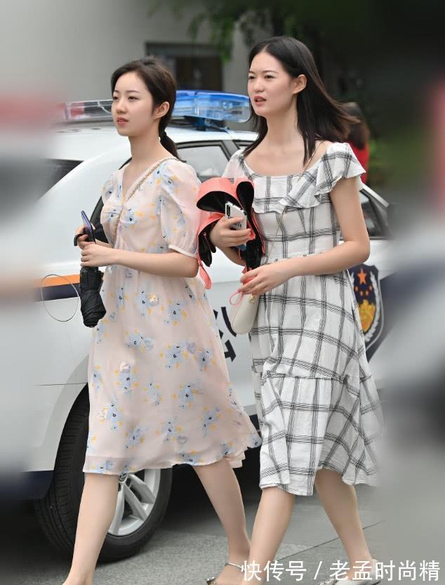 闺蜜|街拍:两个美女太默契了,一个穿睡裙,一个穿睡衣,真不愧是好闺蜜