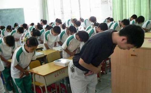 父母|“爸爸带娃等地铁的站姿”火了,网友言传身教才是最好的教育