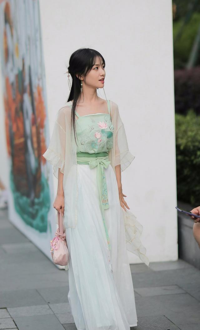 清新 连衣裙既清新又美丽,装扮才能显得优雅精致,非常好看