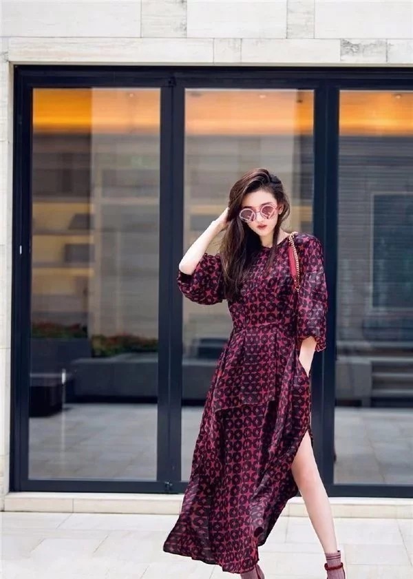 貌美如花|街拍:貌美如花的小美女,身穿露肩连衣裙,女神范十足