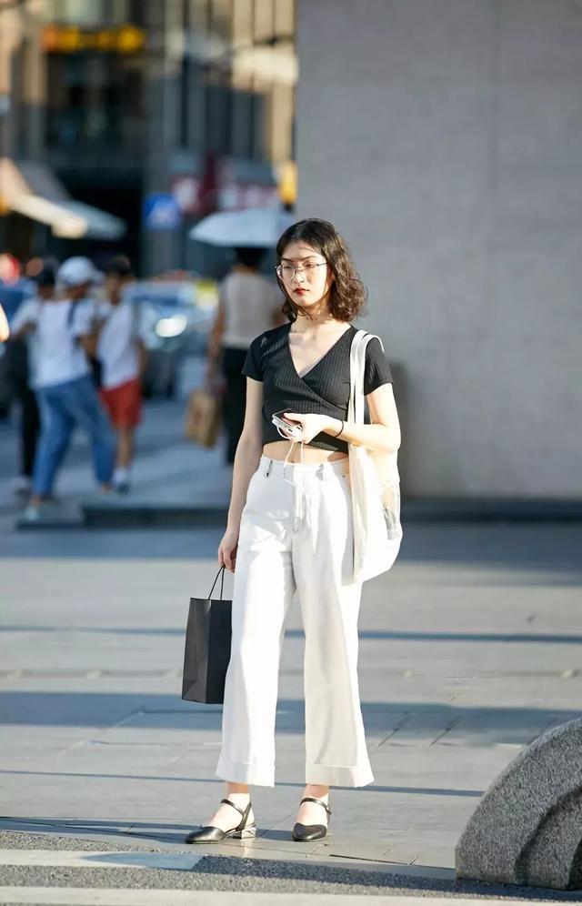 白色连衣裙|身材匀称的小姐姐,修身的米白色连衣裙,显得特别的优雅